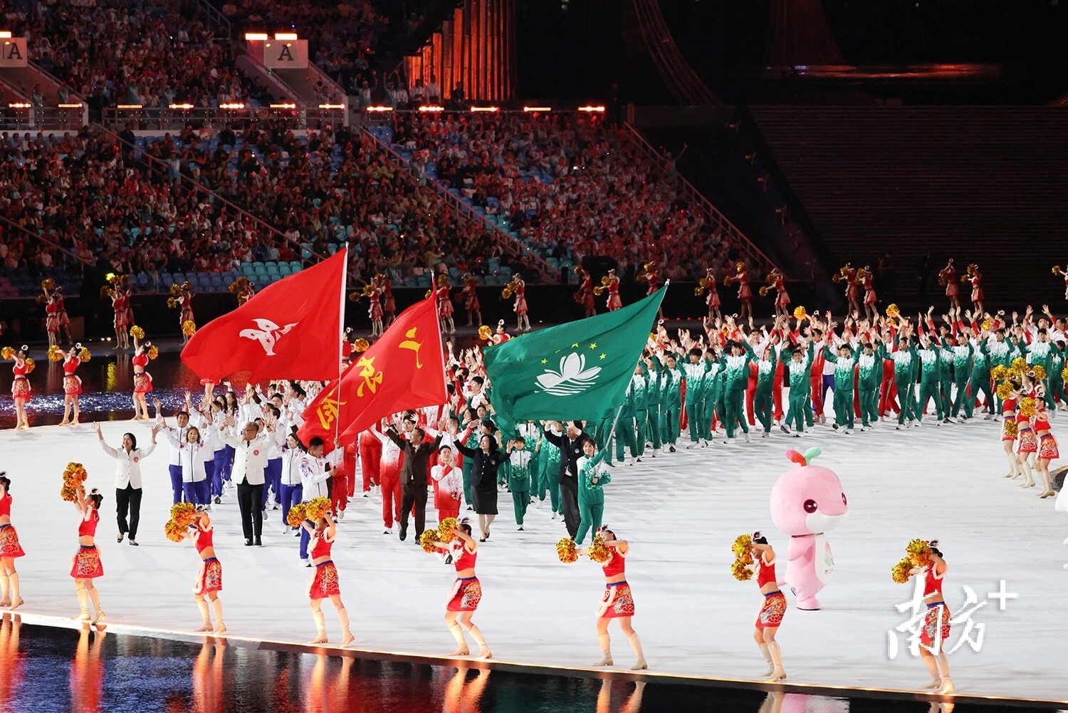 凯利这个被动，连着几次找霍伊伦最后还是没找到，（老板增资在即了）